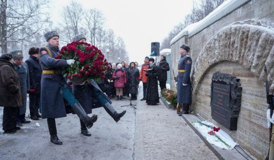 На Пискаревском кладбище открыли мемориальную плиту в память о геноциде населения Ленинграда и героизме жителей города