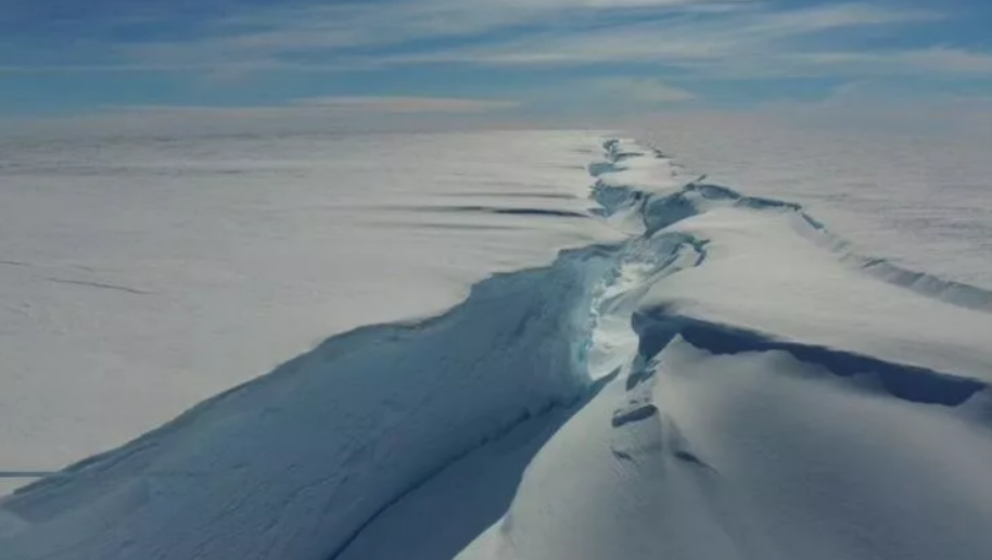 &quot;Роскосмос&quot; показал фото отколовшегося айсберга площадью 1550 км²