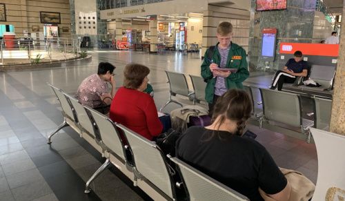 На вокзале Челябинска волонтеры провели опрос пассажиров