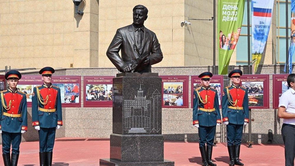 В Челябинске состоялось открытие памятника экс-губернатору Петру Сумину