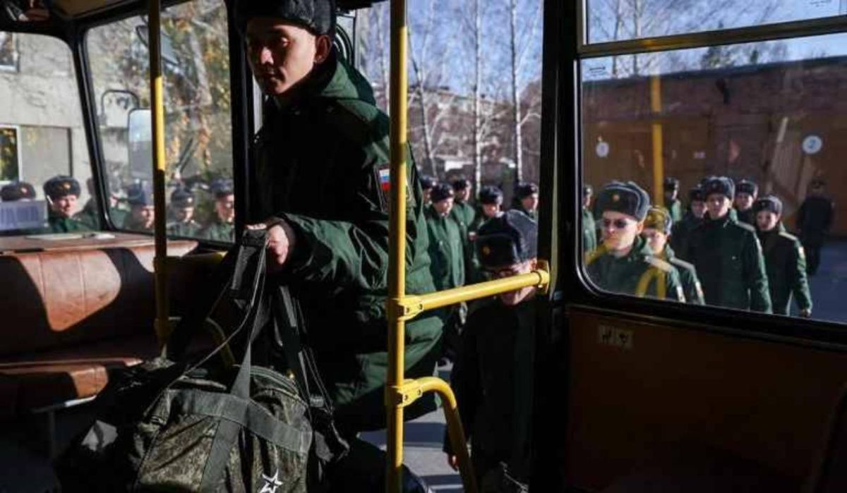 Госдума утвердила закон о круглогодичном военном призыве