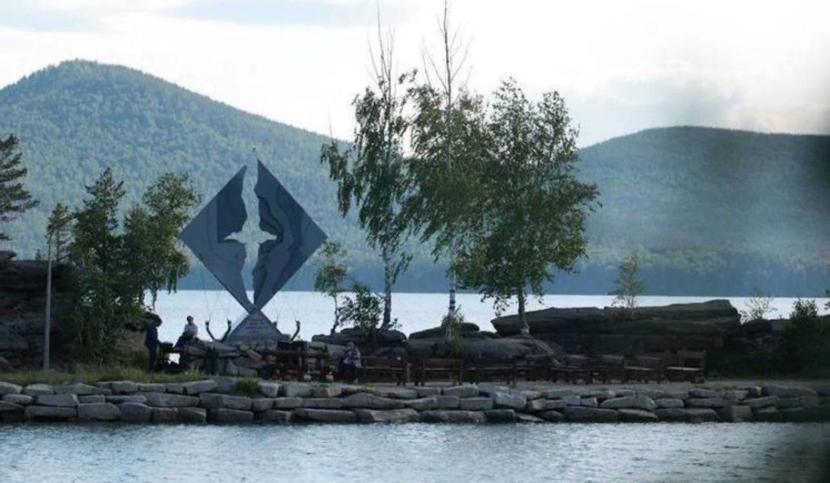 На челябинском озере Тургояк установили стелу в честь путешественников