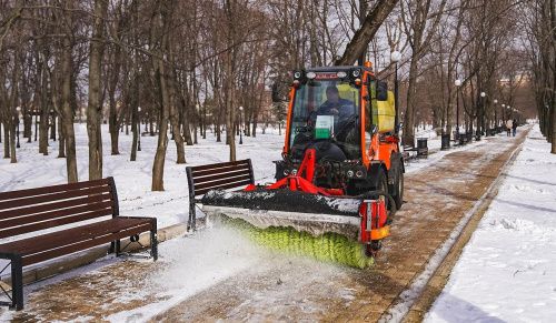В Свердловской области несколько сотен спецмашин ликвидируют последствия снегопада 