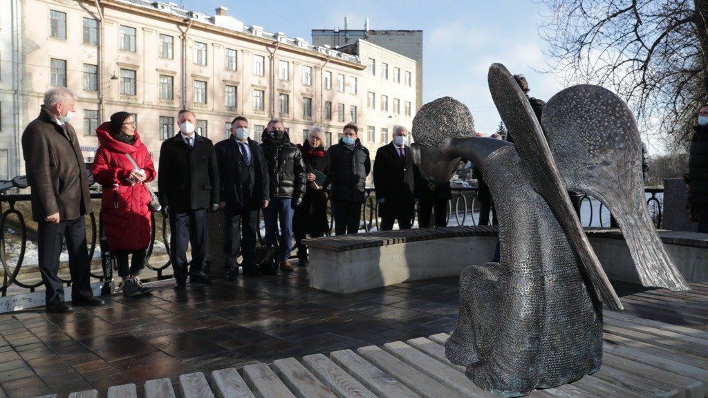 В Питере поставили памятник погибшим медикам