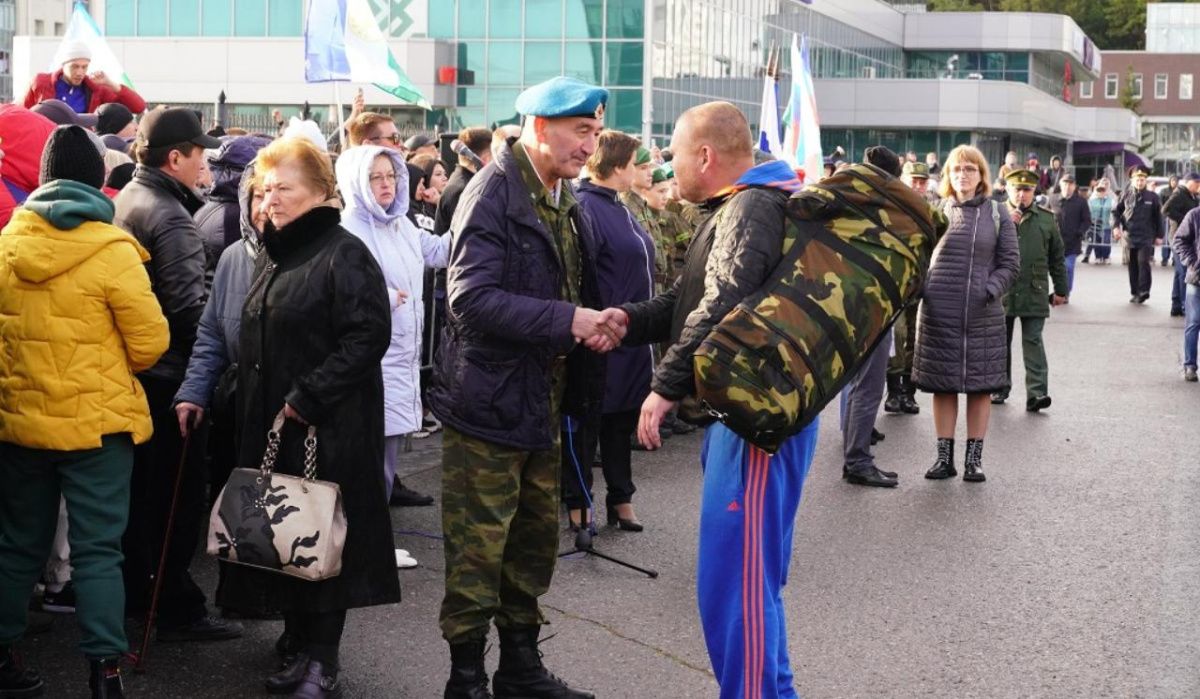 Глава Башкортостана лично проводил мобилизованных жителей Уфы 