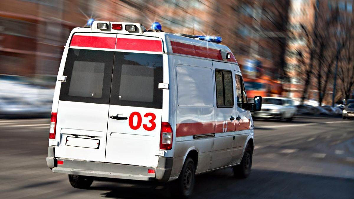 В Челябинске пациентка скорой погибла, выпрыгнув на ходу из машины