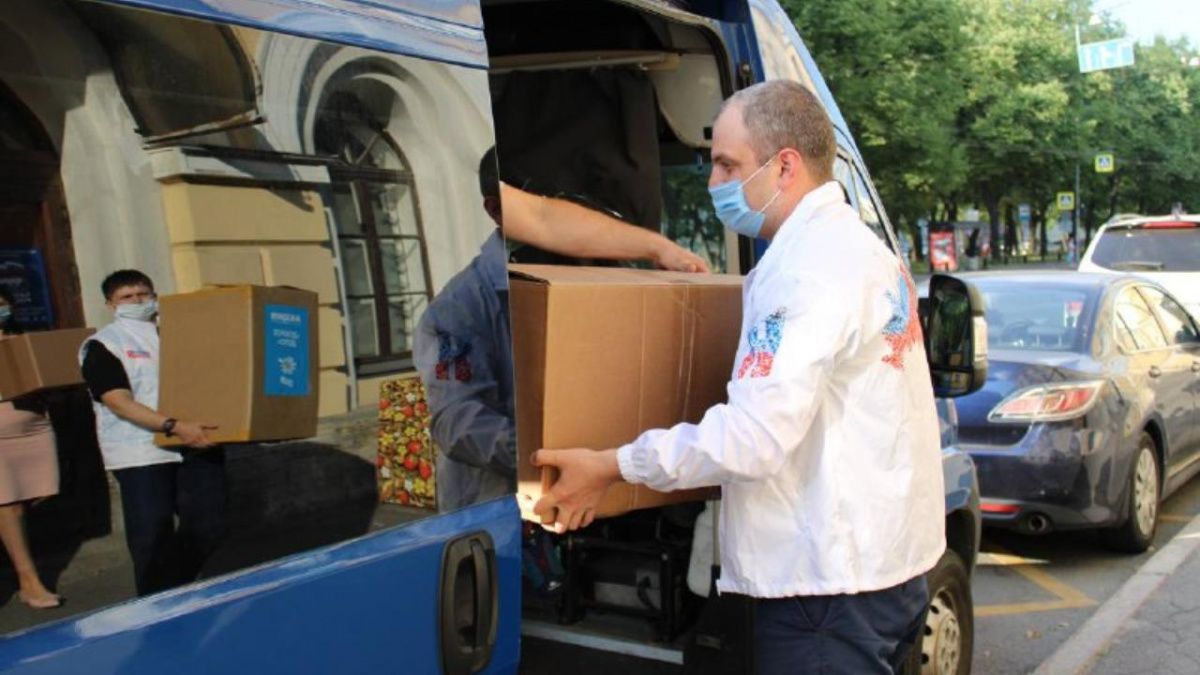 Молодогвардейцы Петербурга передали подарки Ефимовскому детскому дому