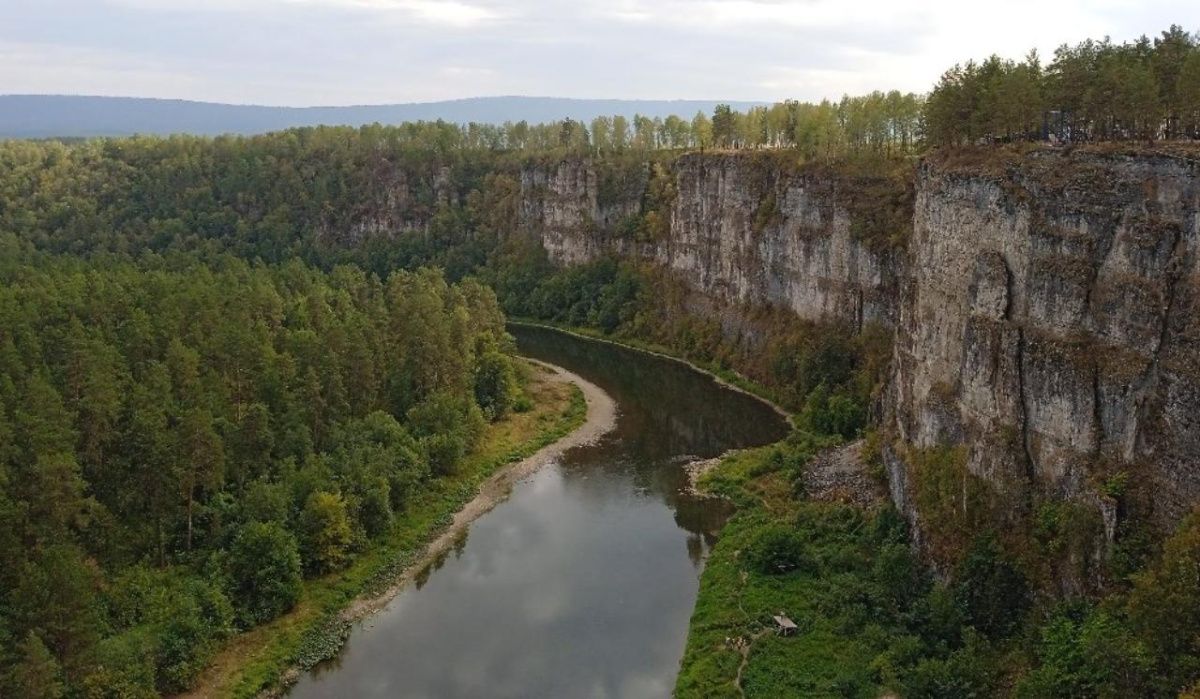 В Челябинской области построен уникальный инфраструктурный объект который соединил реку и вершину скалы 