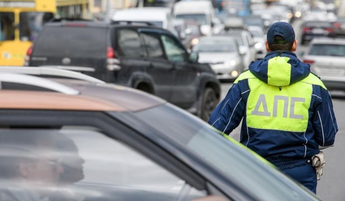 Автомобилистам грозит арест за отказ снять обложку с водительских прав