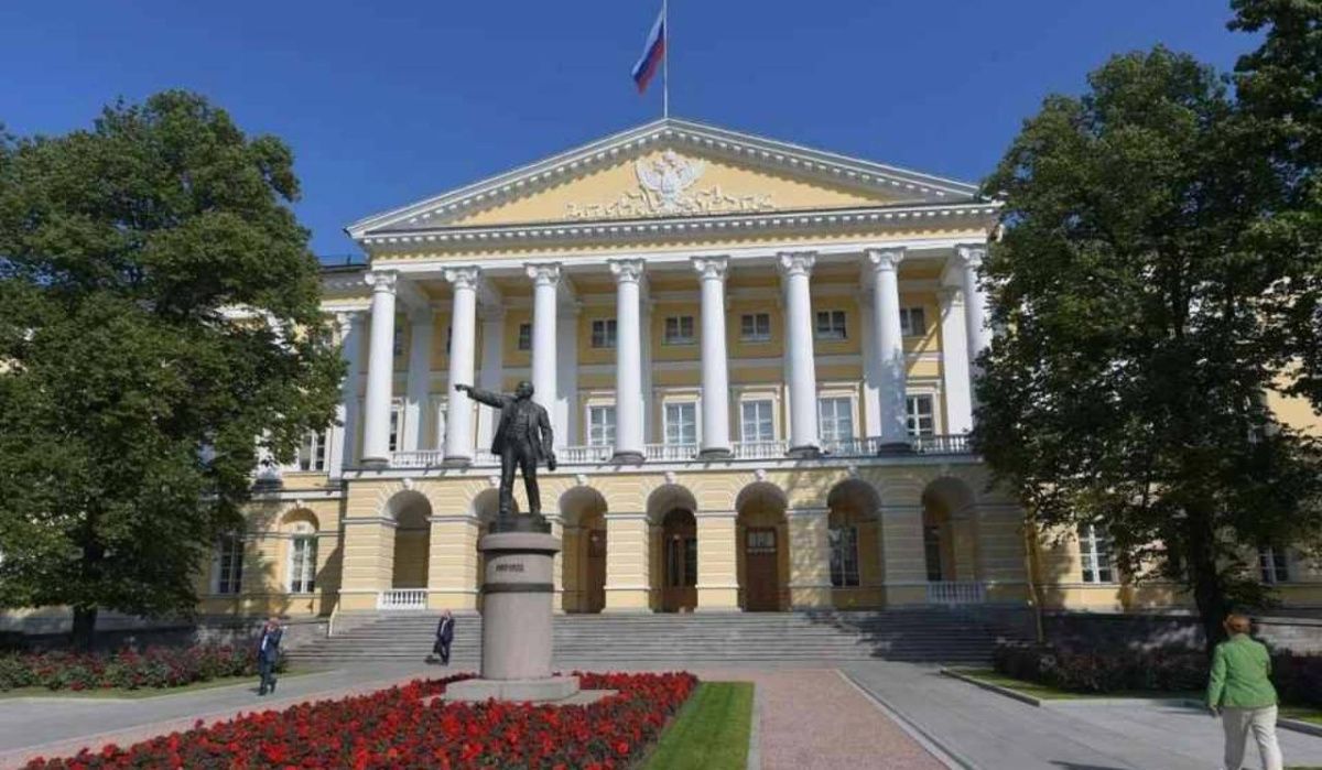 В Петербурге планируют изменить закон о зарплате губернатора