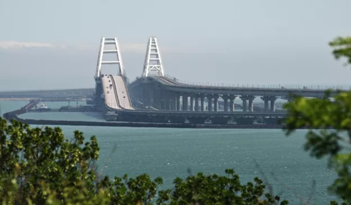 Более 2000 машин образовали затор на Крымском мосту