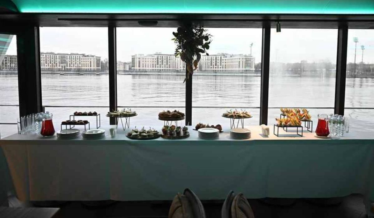 СК расследует массовое отравление туристов на теплоходе маршрута Петербург - Валаам