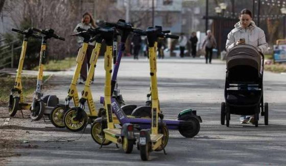 В Челябинске начинали увозить брошенные электросамокаты на спецстоянку