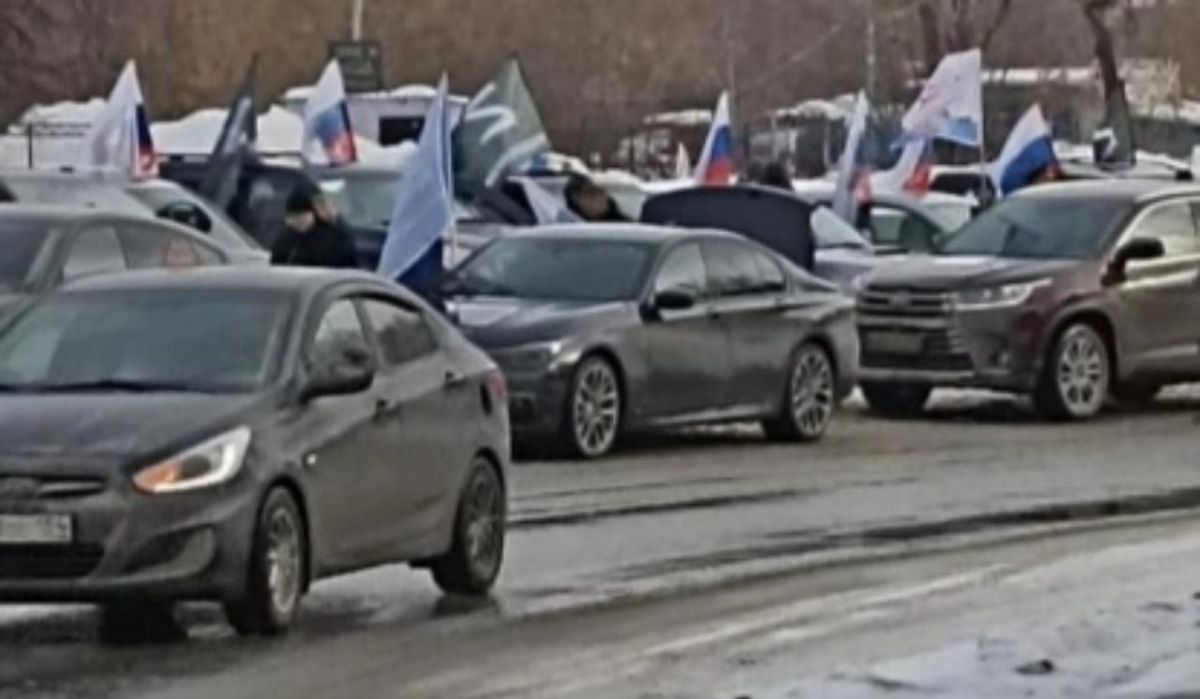 В Новосибирске прошёл автопробег, посвящённый годовщине СВО