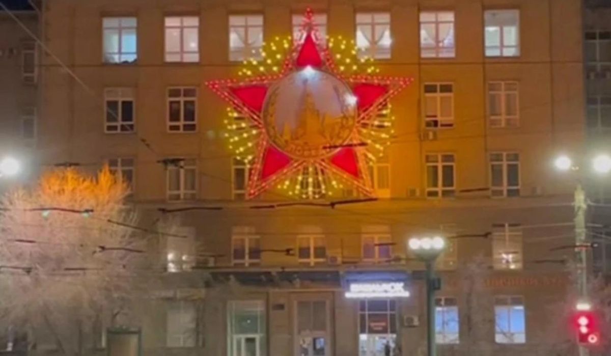 В Челябинске подсветили Орден Победы на здании 