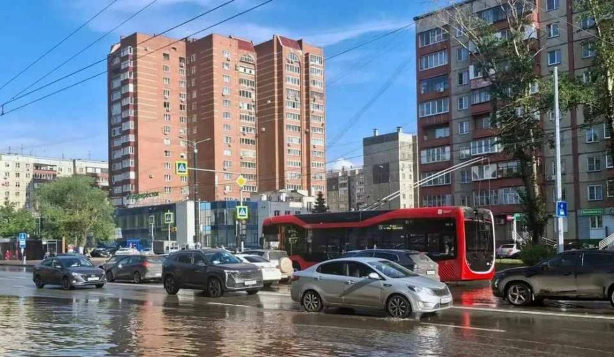 В Челябинске ежедневные дожди тормозят работы по ремонту дорог
