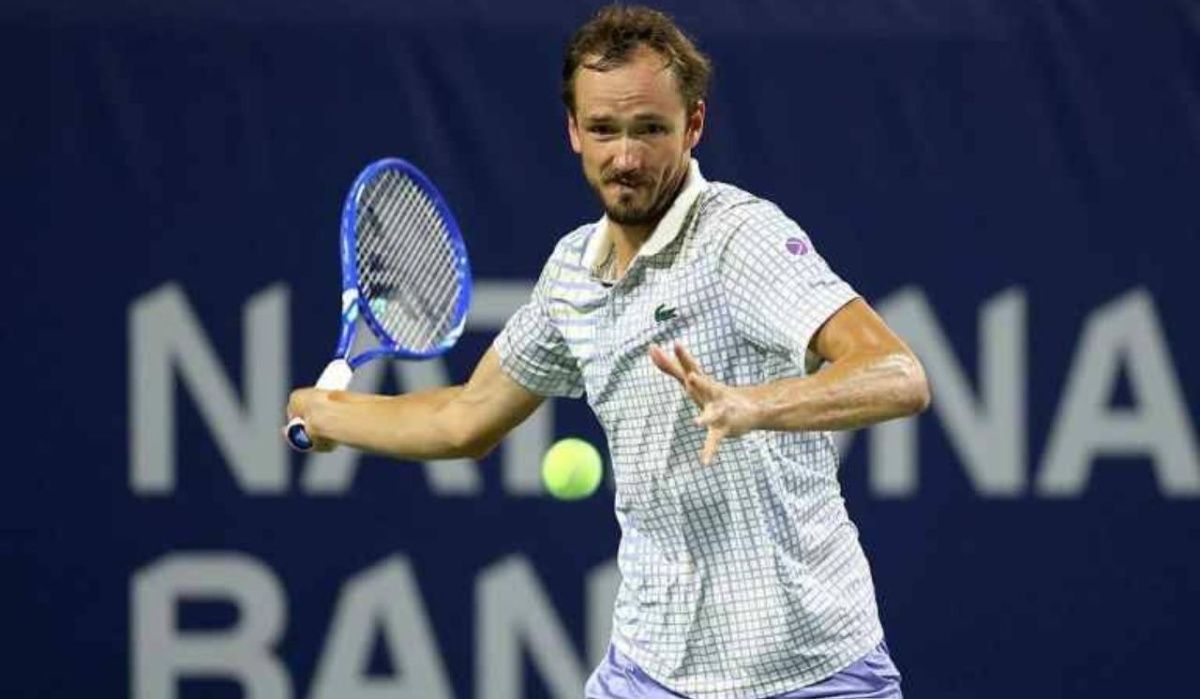 Медведев снова выбыл в первом раунде турнира Большого шлема