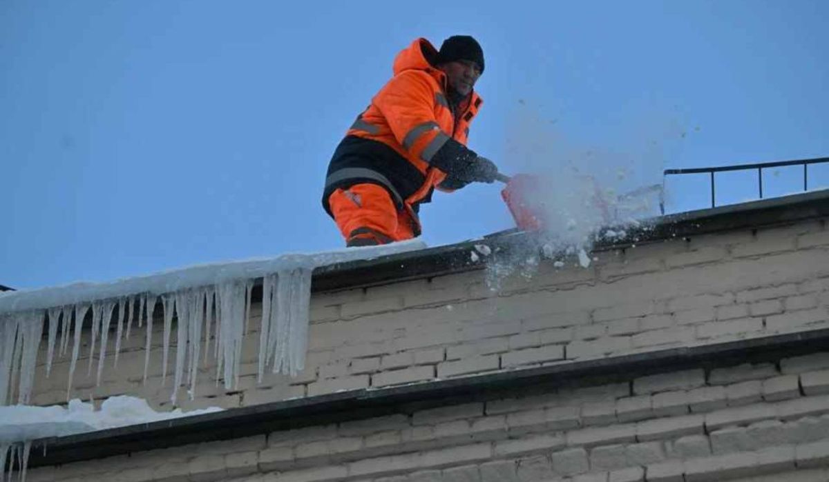 В Челябинской области открыли горячую линию для жалоб на сосульки