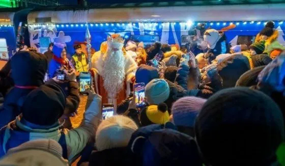 Десятки тысяч челябинцев встретили поезд Деда Мороза