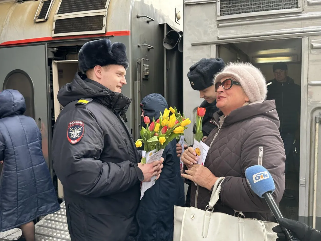 Сотрудники транспортной полиции Челябинска поздравили с наступающим женским днём