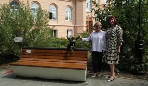 В Челябинске открыли скульптуру читающей девушки‑ангела