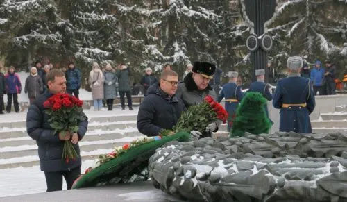 Губернатор Челябинской области возложил цветы к Вечному огню