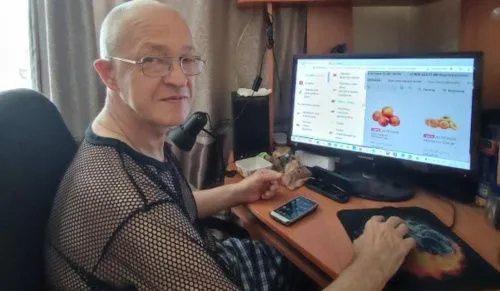 Пенсионеров Челябинска учат делать онлайн-покупки 