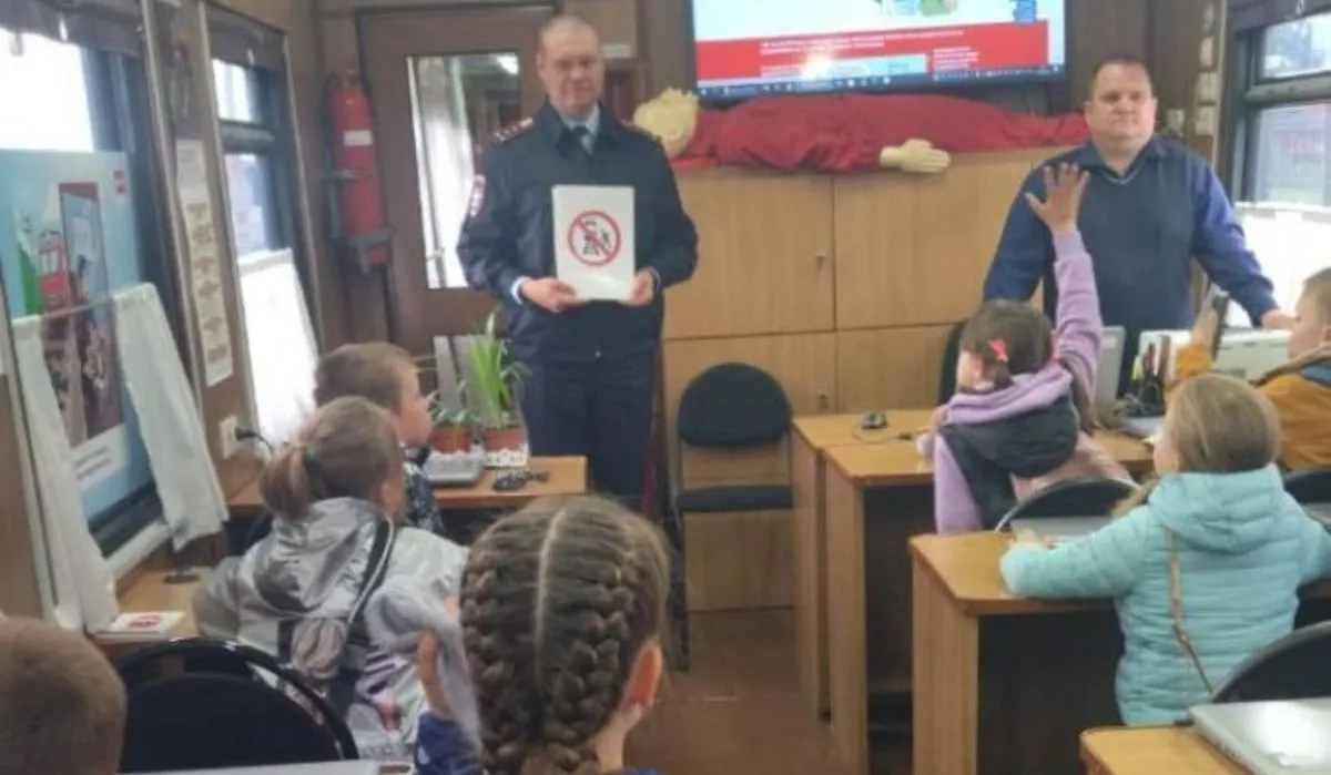 В Челябинске сотрудники транспортной полиции встретились с детьми