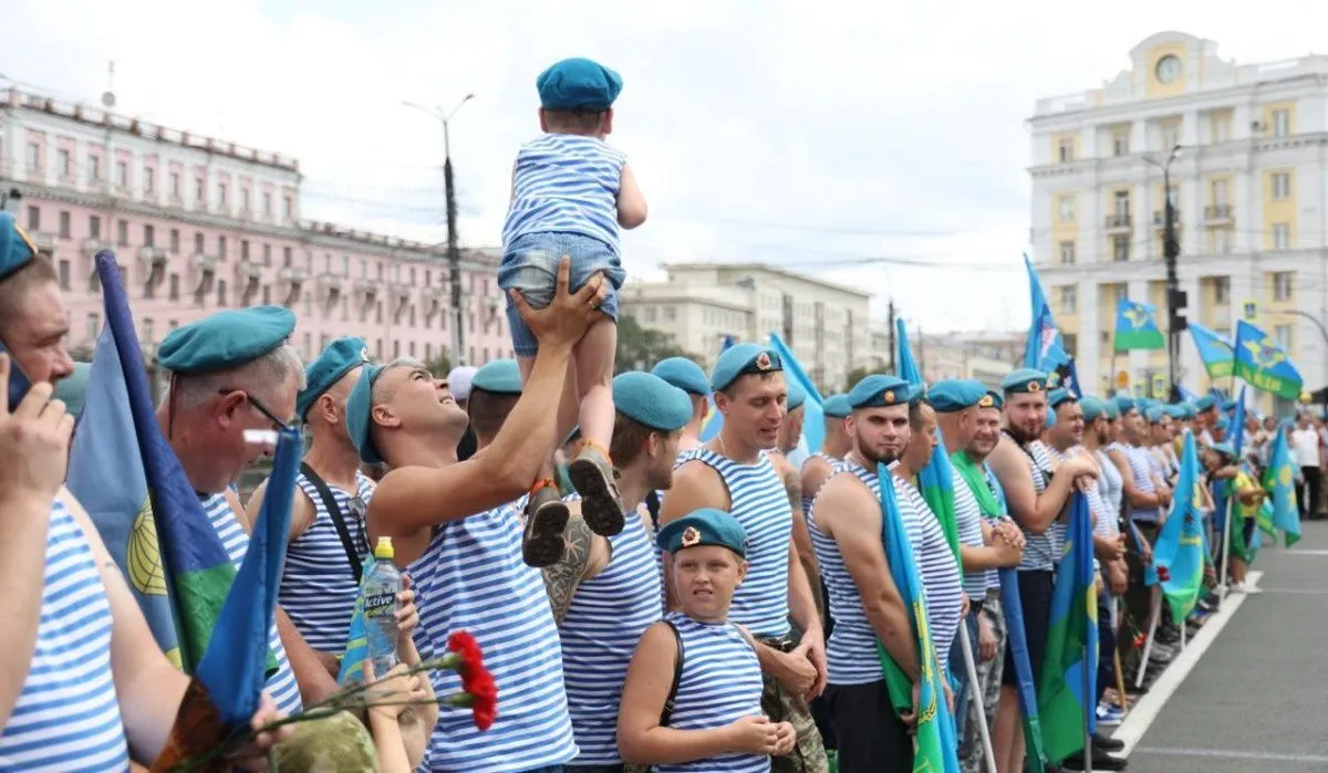 Челябинские десантники прошли маршем по улицам города