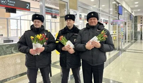 Сотрудники транспортной полиции Челябинска поздравили с наступающим женским днём